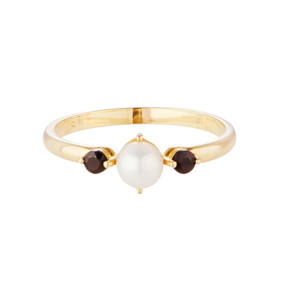  This ring has a high-contrast effect due to the pearl in the middle and two enclosing black zirconia stones. The ring is from 925 sterling silver, 14k gold plated